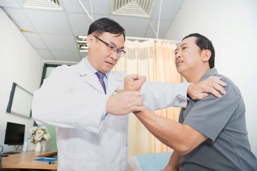 Bác sĩ Khoa Ngoại Thần kinh - Cột sống khám và tư vấn người bệnh