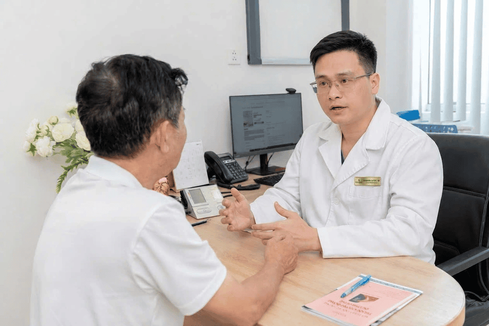 Bác sĩ khuyến cáo bổ sung đủ nước, điện giải và thăm khám kịp thời khi có dấu hiệu bất thường để phòng ngừa biến chứng tim mạch trong mùa nắng nóng