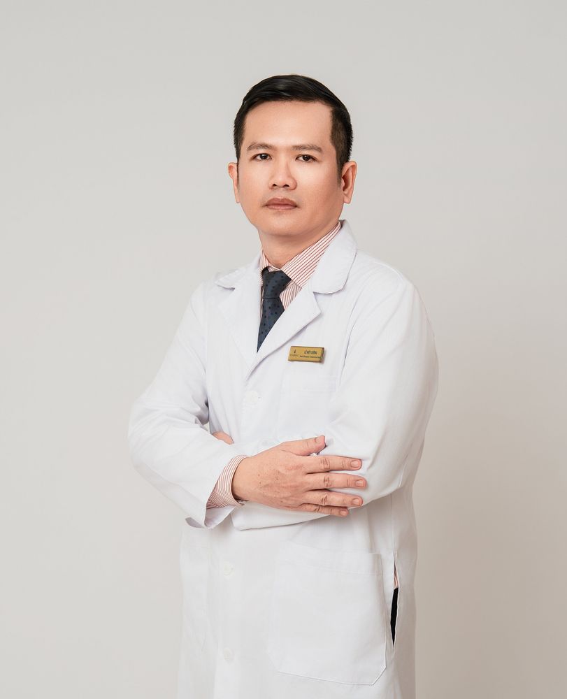 BSCKI Lê Viết Cường - Trưởng khoa Cấp cứu và Vận chuyển Quốc tế, Bệnh viện Vinmec Nha Trang - có hơn 20 năm kinh nghiệm trong lĩnh vực hồi sức - cấp cứu