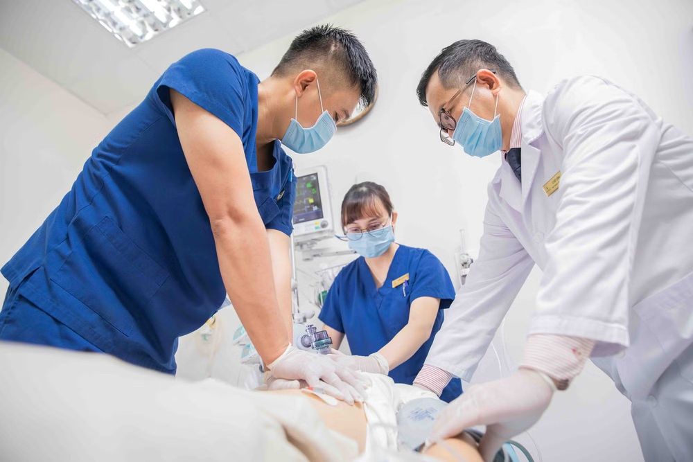 BSCKI Lê Viết Cường cùng ê-kíp tiến hành cấp cứu cho một ca bệnh nguy kịch