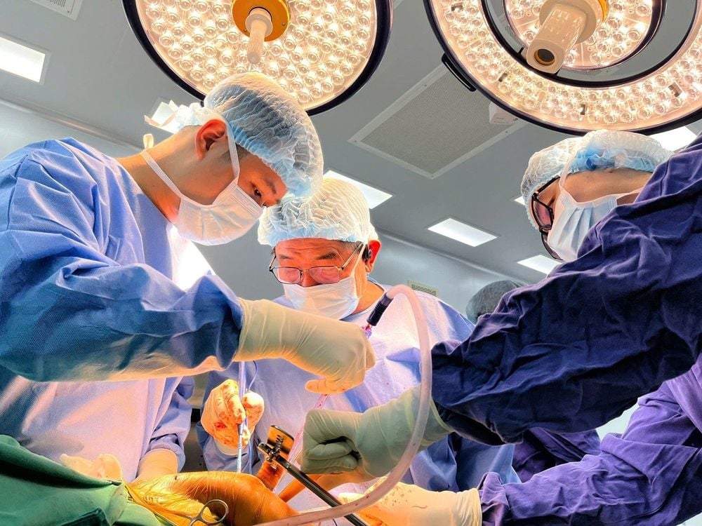 PGS.TS.BS Lưu Hồng Hải (ở giữa) - cùng ekip trong ca phẫu thuật thoái hóa khớp gối cho bệnh nhân