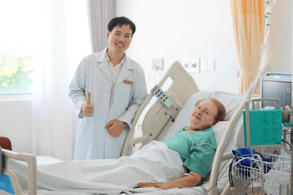 Bác sĩ Mai Xuân Đạt thăm bệnh nhân người Đức