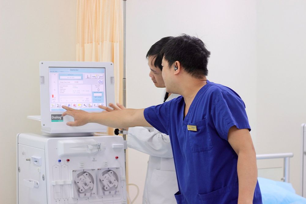 ThS.BSNT Mai Xuân Đạt (áo trắng) thao tác trên máy lọc máu