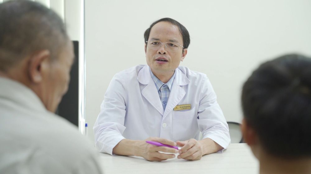 Bác sĩ Nguyễn Bá Hưng khám cho Công Bách