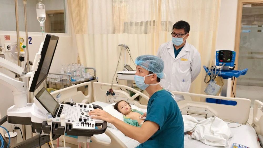 Bác sĩ Nguyễn Hữu Nam, Bác sĩ Nhi - Sơ sinh Vinmec Nha Trang thăm khám cho bệnh nhi