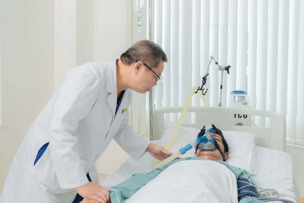 Bác sĩ Nguyễn Thái Trí - Trưởng khoa Cấp cứu, Bệnh viện Đa khoa Vinmec Đà Nẵng theo dõi một ca cấp cứu tại viện