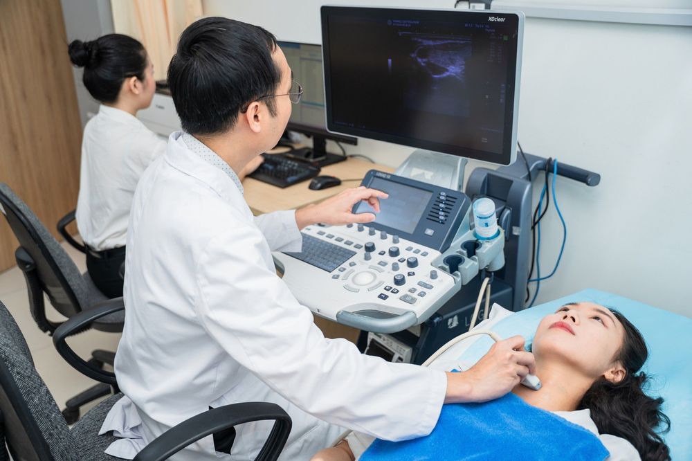 Bác sĩ Nông Ngọc Sơn đang tầm soát cho bệnh nhân