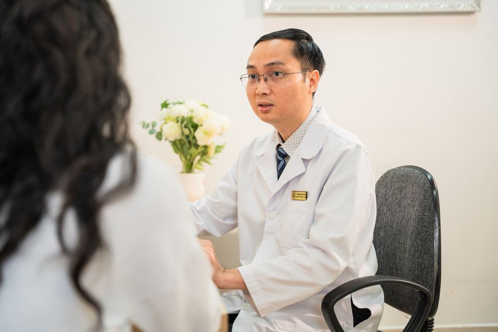 Bác sĩ Nông Ngọc Sơn đang tư vấn cho bệnh nhân