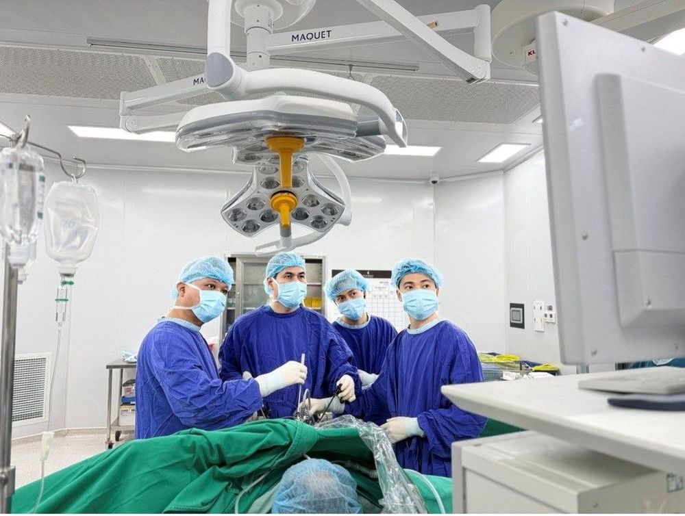 BS.CKII Phạm Việt Hùng (thứ hai từ trái qua) thực hiện một ca phẫu thuật