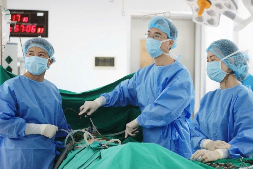 Các bác sĩ phẫu thuật nội soi khẩn cấp loại bỏ khối thai cho người bệnh