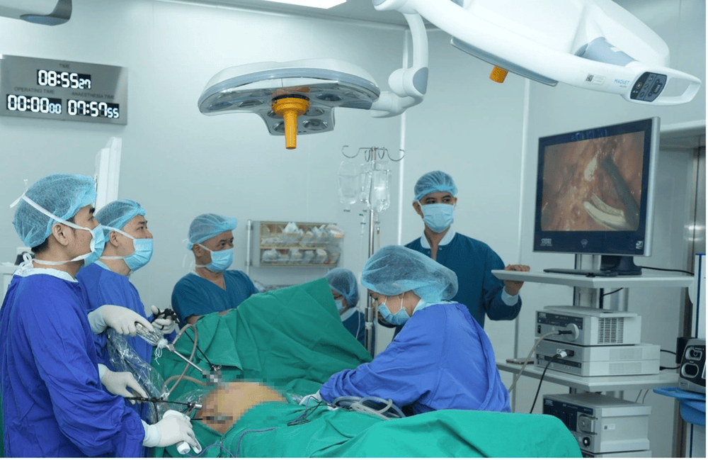 Bác sĩ Quân và ê-kíp đang tiến hành phẫu thuật cho bệnh nhân