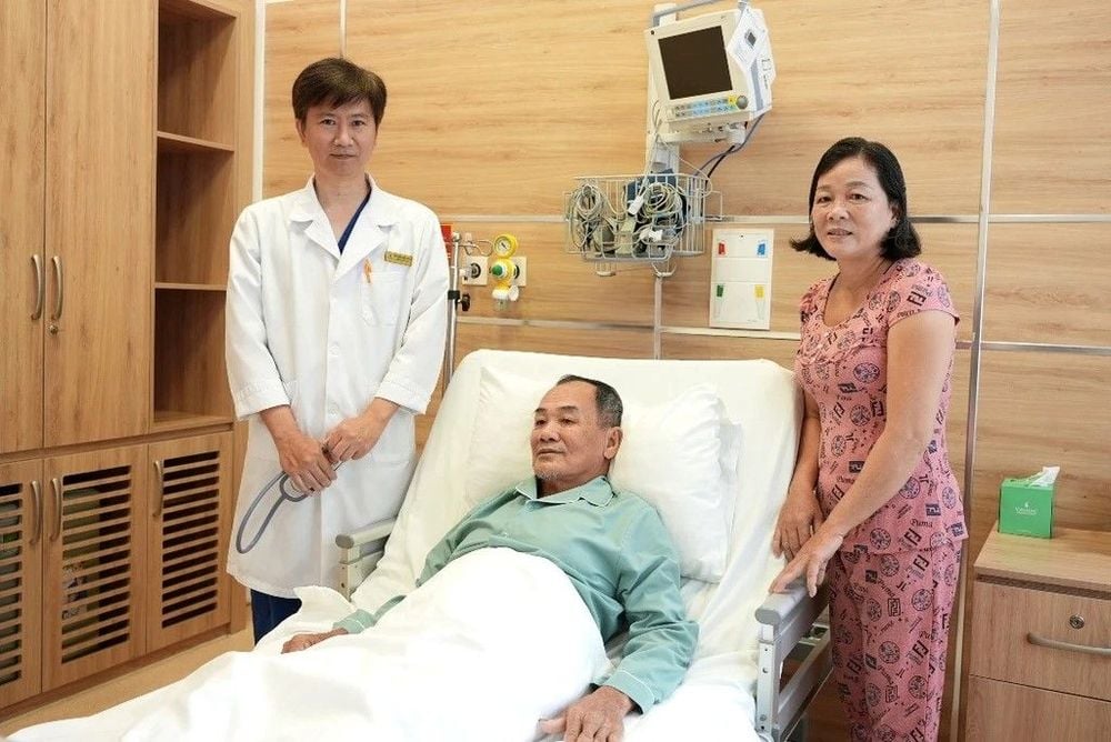 Ông Nhỏ bên người thân và bác sĩ sau ca can thiệp thành công