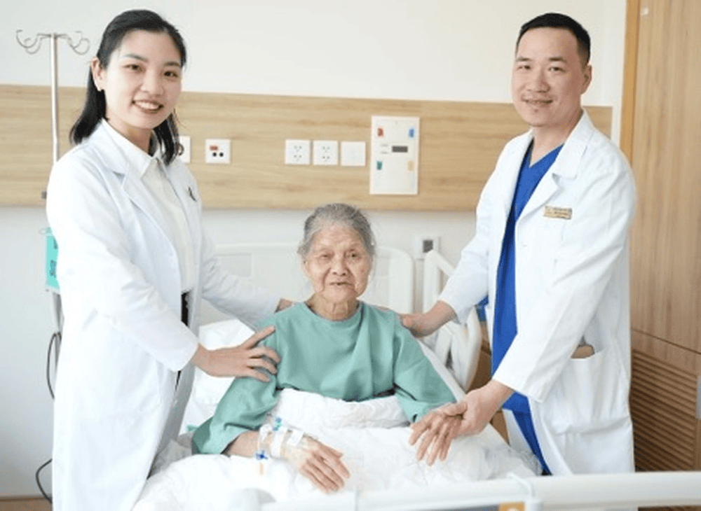ThS.BS Nguyễn Huyền Nhung và BS.CKII Đặng Xuân Tùng thăm khám cho cụ bà trước khi xuất viện