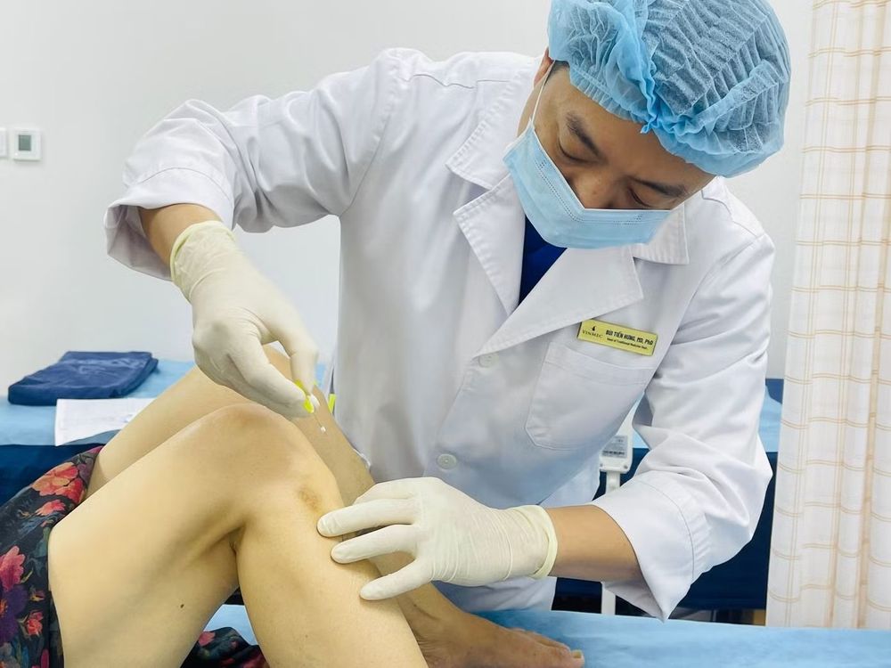 Bác sĩ thực hiện phương pháp y học cổ truyền cấy chỉ chuyên sâu điều trị cho người bệnh