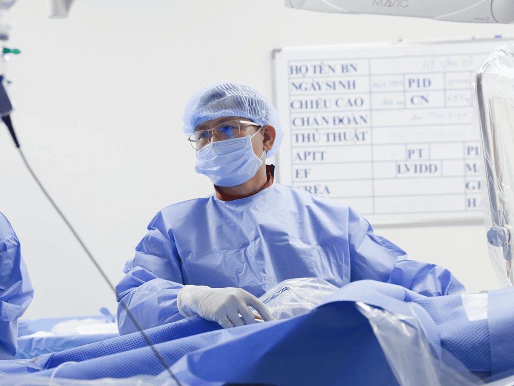 Bác sĩ Thụy đang tiến hành can thiệp cho bệnh nhân