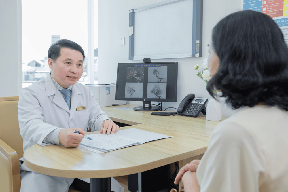 TS.BS Tôn Thất Trí Dũng ân cần thăm khám cho bệnh nhân