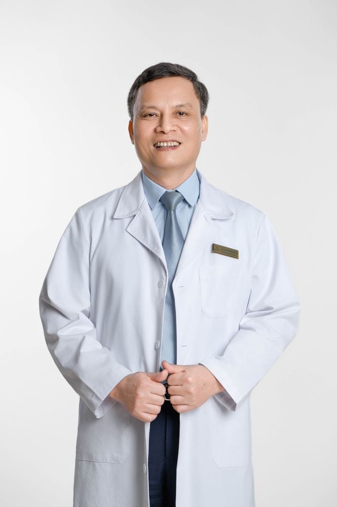 PGS.TS.BS Trần Mạnh Hùng, Trưởng khoa Ngoại Tổng hợp, người trực tiếp phẫu thuật cho bệnh nhân