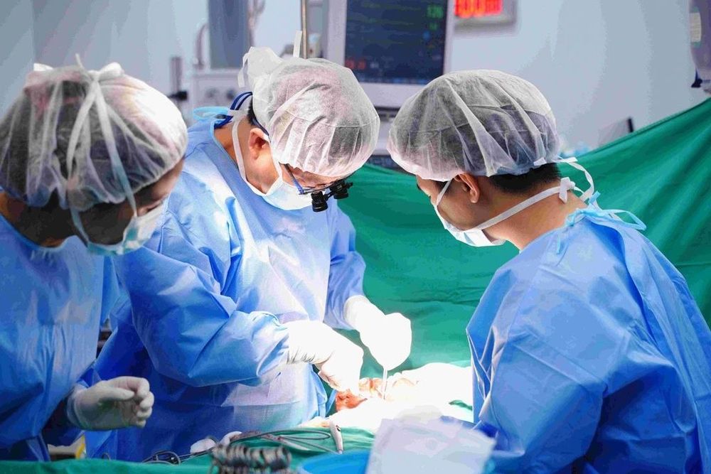 PGS.TS.BS Trần Ngọc Sơn cùng ê-kíp trong một ca phẫu thuật Kasai