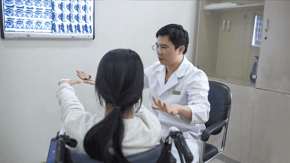 Bác sĩ Vinmec kiểm tra chức năng vận động cho bệnh nhi