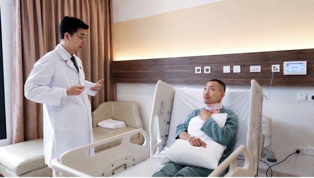 ThS.BS Vũ Xuân Phước hướng dẫn bệnh nhân tập luyện hậu phẫu