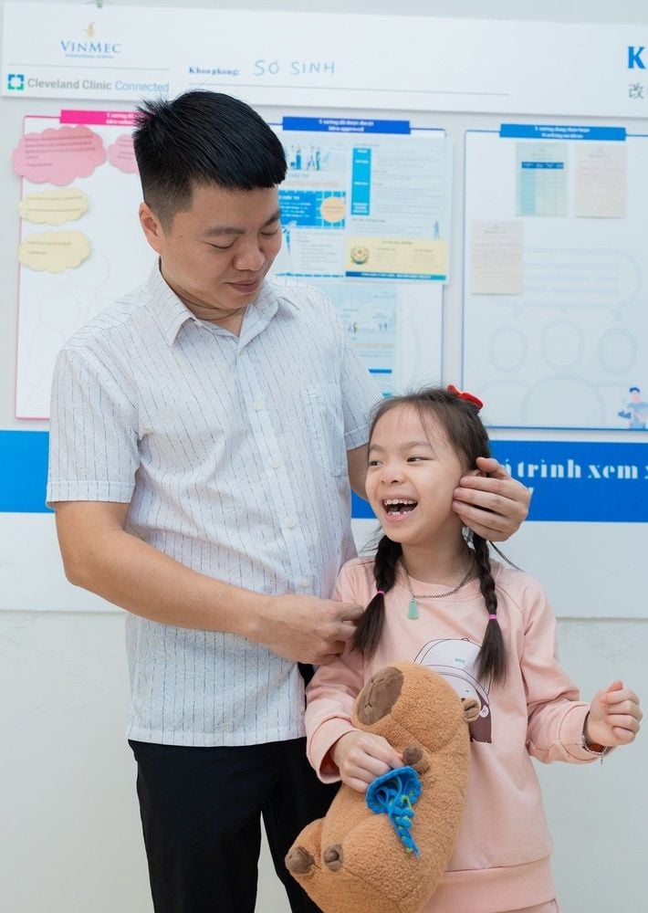 Bé Hà Vi bên cạnh cha trong ngày trở về Vinmec - Ngôi nhà đầu tiên của bé