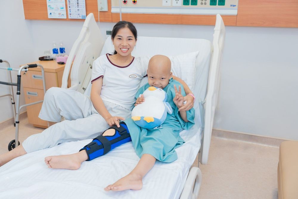 Bé Minh cùng mẹ sau 5 ngày phẫu thuật