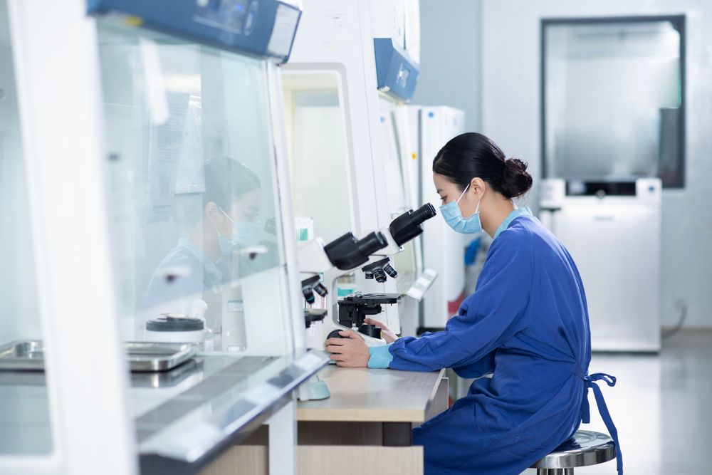 Bên cạnh đo mật độ xương, bác sĩ có thể chỉ định xét nghiệm máu và nước tiểu để hỗ trợ chẩn đoán chính xác tình trạng loãng xương.