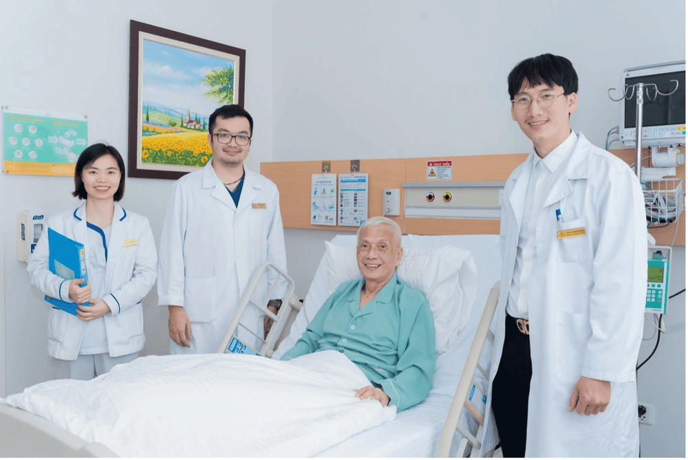 Bệnh nhân cùng đội ngũ bác sĩ Vinmec sau 5 ngày can thiệp