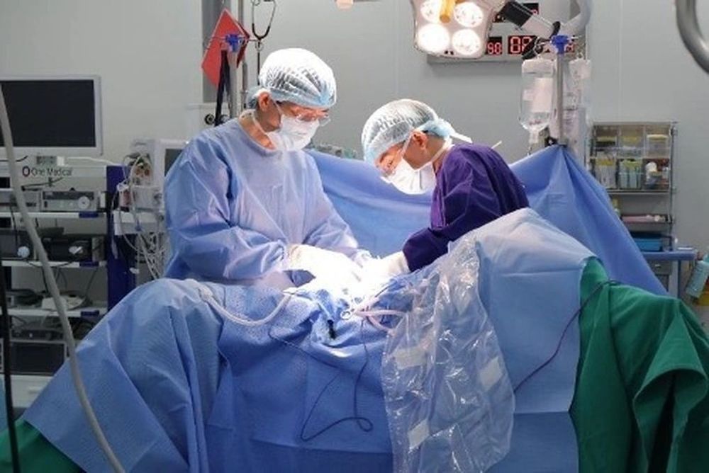 Sau hơn nửa năm chuẩn bị với sự theo dõi sát sao của các bác sĩ Vinmec, bệnh nhân chính thức bước vào ca phẫu thuật ung thư xâm lấn bàng quang