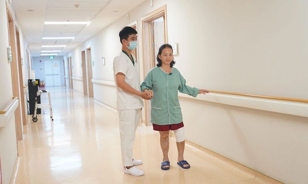 Bệnh nhân có thể đứng dậy tập đi dưới sự hướng dẫn của nhân viên y tế chỉ 3 giờ sau ca mổ