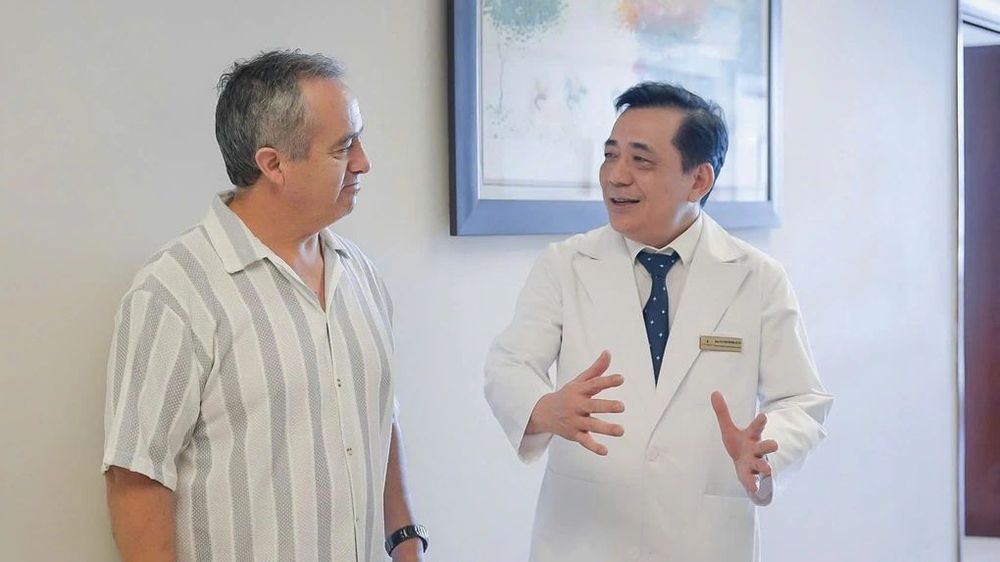 Bệnh nhân David được PGS.TS.BS Phạm Văn Bình tư vấn bằng tiếng Anh về quá trình điều trị tại Vinmec Times City