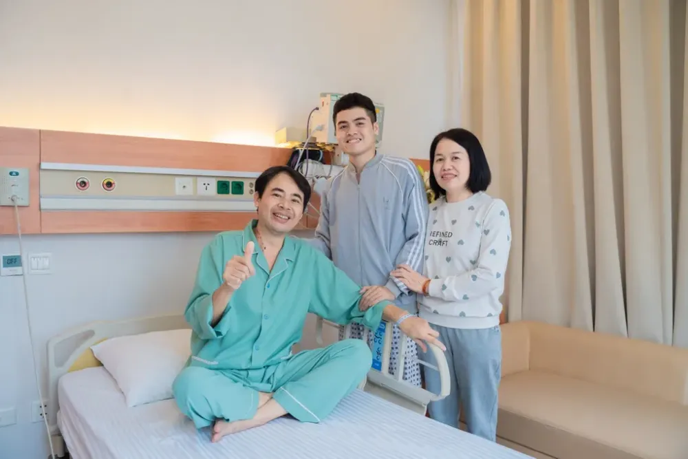 Gia đình anh P.T.A - bệnh nhân được cứu sống ngoạn mục tại Vinmec nhờ ghép gan cấp cứu