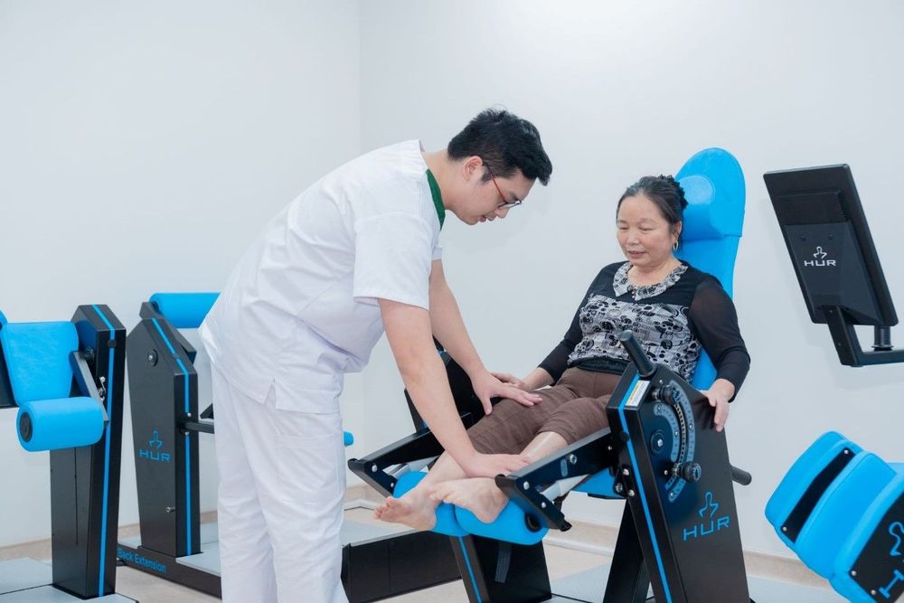 Bệnh nhân Tình được tập phục hồi chức năng