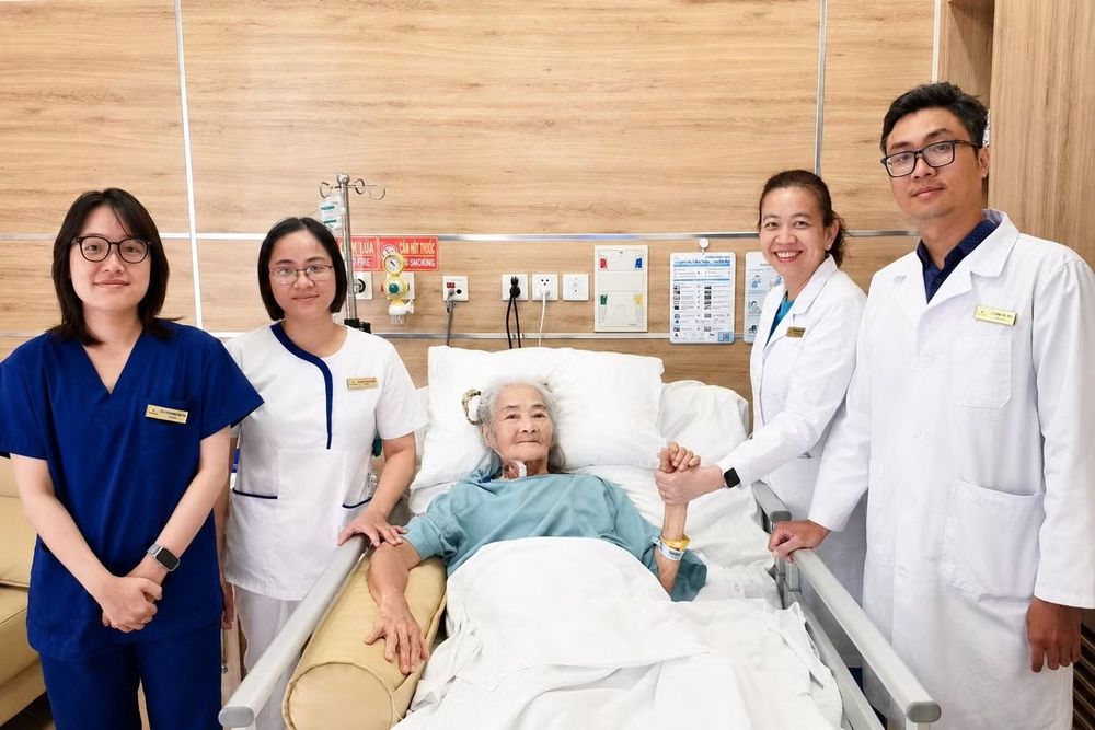 Sau tình trạng nguy kịch, bệnh nhân Nga bình phục trong niềm vui của gia đình và ê-kíp điều trị