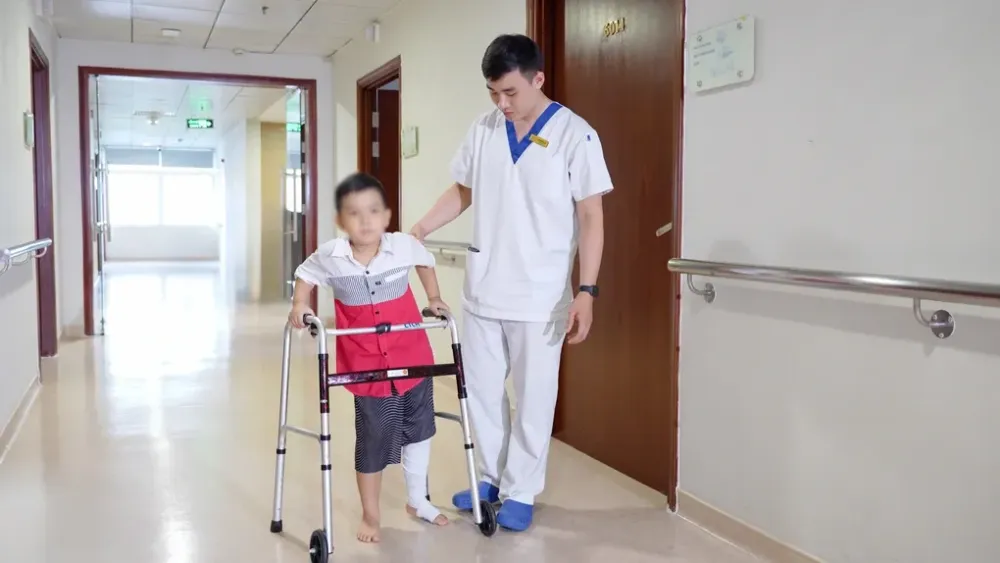 Hậu phẫu, bệnh nhân hồi phục tốt, có thể bước đi với sự hỗ trợ của vật lý trị liệu, hoàn toàn không xuất hiện biến chứng nhiễm trùng hay đào thải ghép