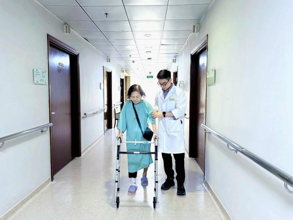 Ngay sau 3 giờ phẫu thuật, bệnh nhân đã có thể tập đi những bước đi đầu tiên