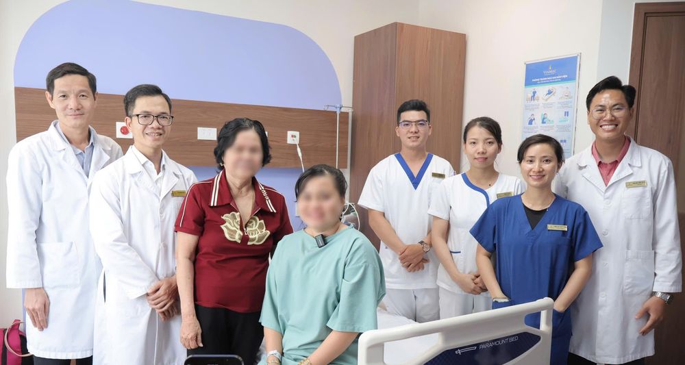 Bệnh nhân T.H bên các bác sĩ Vinmec Cần Thơ sau ca phẫu thuật lấy u vú