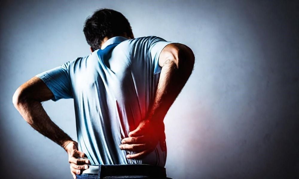 Bệnh viêm khớp ở thanh niên xảy ra có thể do tuổi tác, áp lực khi tập thể thao, chấn thương khớp hoặc béo phì.
