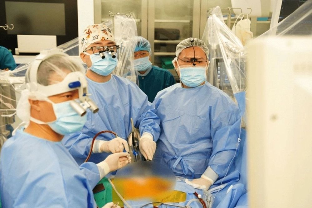 TS.BS Đặng Quang Huy cùng đội ngũ thực hiện phương pháp phẫu thuật nội soi toàn bộ cho bệnh nhi mắc bệnh tim bẩm sinh