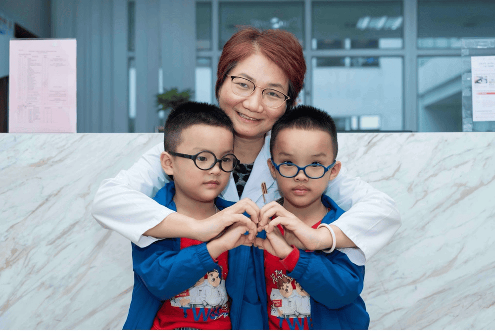 BS.CKII. Mai Kiều Anh chụp ảnh lưu niệm cùng hai em nhỏ trước kia đã từng điều trị sinh non tại khoa