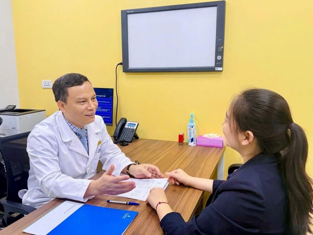 PGS.TS.BS Trần Mạnh Hùng đang tư vấn cho bệnh nhân