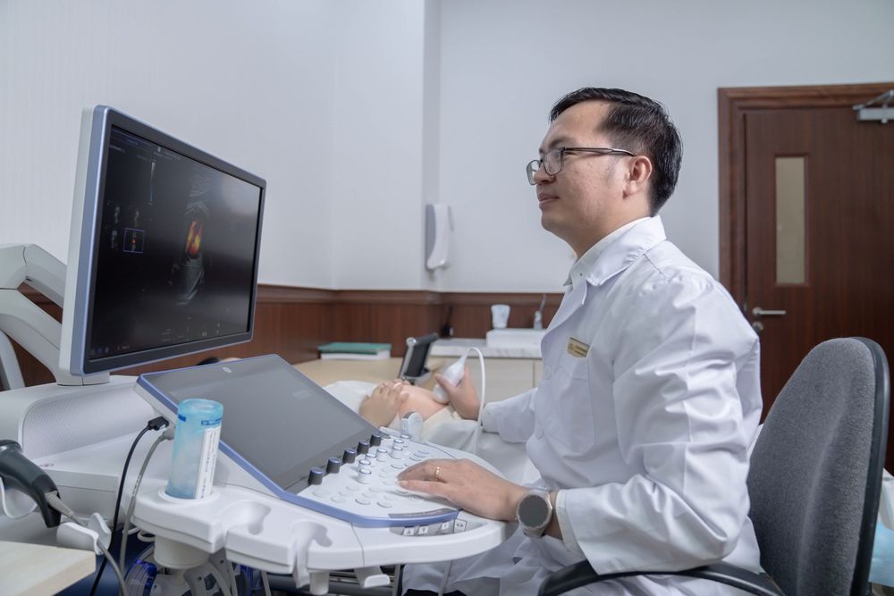 Bác sĩ Võ Tá Sơn siêu âm cho thai phụ