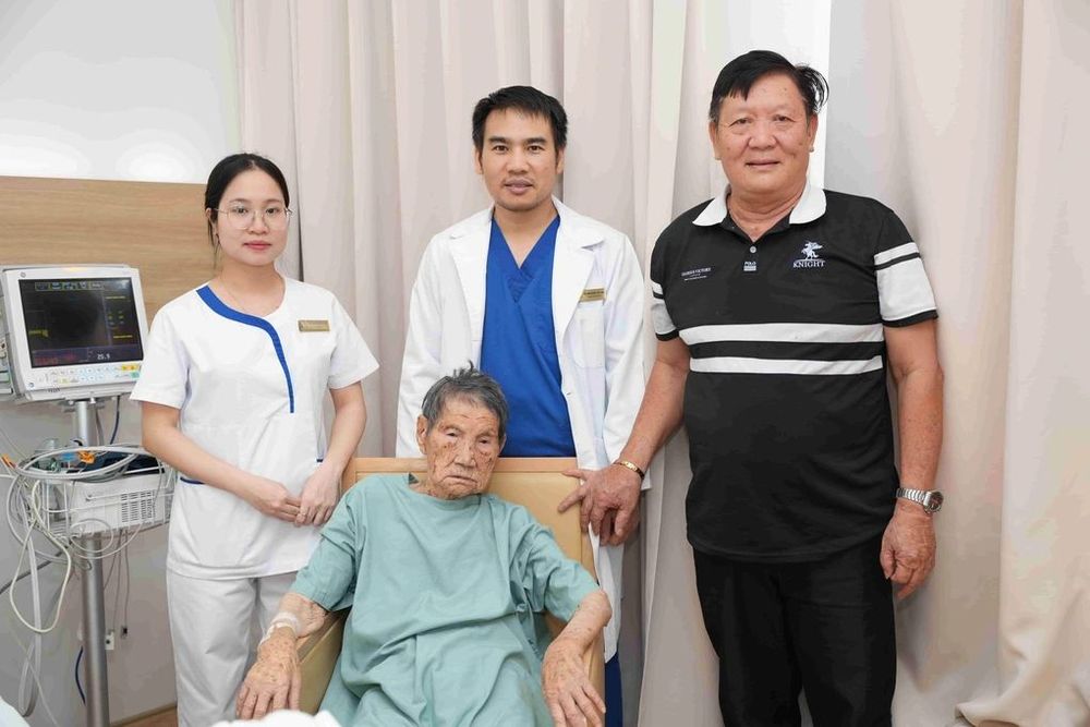 Bác sĩ Vũ Văn Quân cùng đội ngũ điều dưỡng Vinmec Hải Phòng thăm khám, chúc mừng cụ bà Hoàng Thị Hát (103 tuổi) hồi phục tích cực