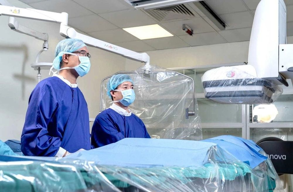 BSCKII Trần Văn Quý đang can thiệp cho bệnh nhân