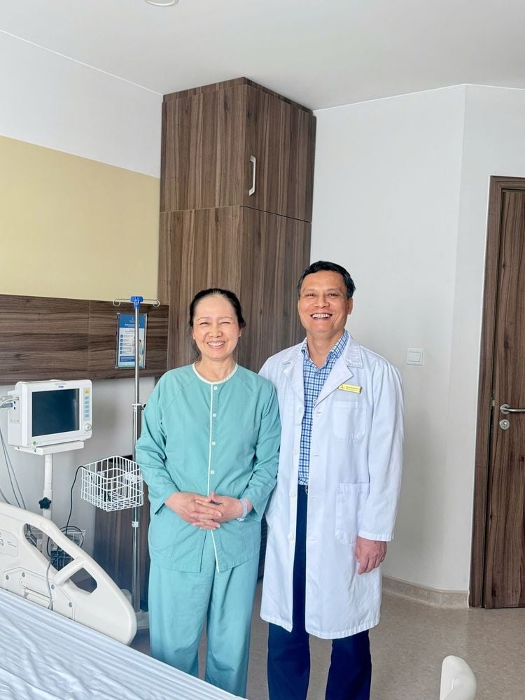 PGS.TS.BSCC Trần Mạnh Hùng thăm bệnh nhân sau phẫu thuật