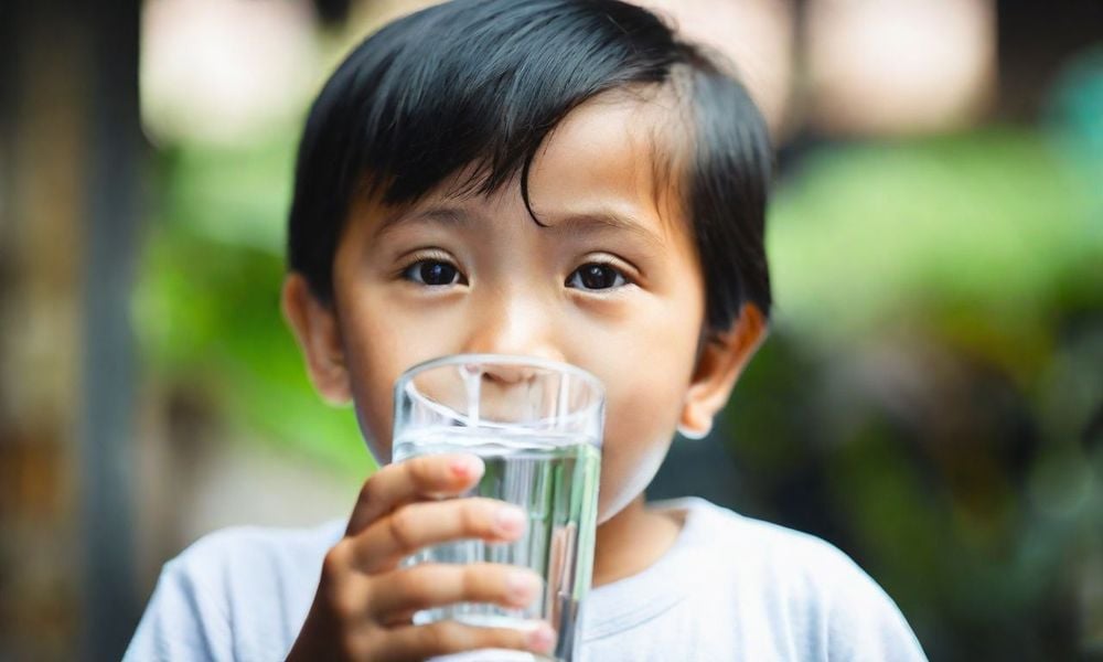 Bên cạnh việc điều trị nguyên nhân gây bệnh, bù nước đầy đủ cũng đóng vai trò rất quan trọng trong quá trình điều trị viêm tụy ở trẻ em.