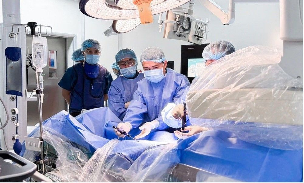 Ca can thiệp bóc tách động mạch chủ ngực cho bệnh nhân người Mỹ