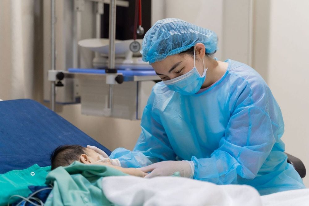 Sau ca phẫu thuật với kết quả khả quan, bé T đã được gặp lại mẹ – khoảnh khắc xúc động đánh dấu bước đầu phục hồi của bệnh nhi