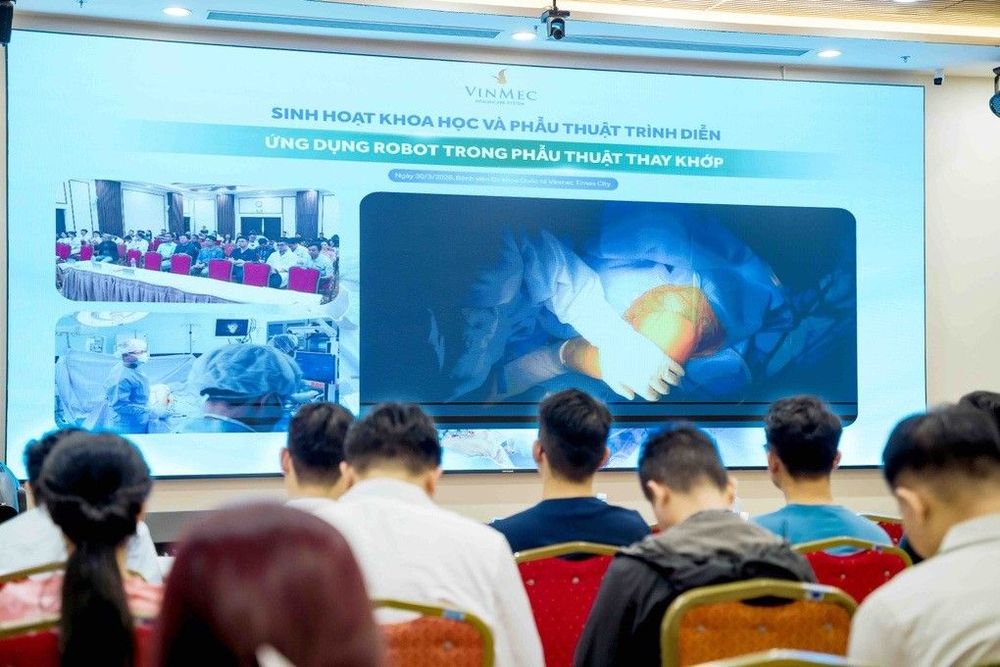 Ca mổ được truyền hình trực tiếp tới hội trường buổi lễ ra mắt