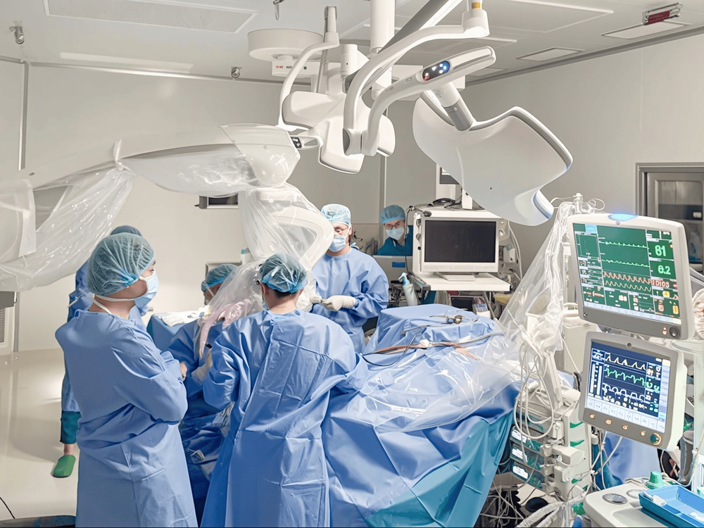 Các bác sĩ Bệnh viện Đa khoa Quốc tế Vinmec Central Park (TP.HCM) đang tiến hành giải ép vi mạch cho bệnh nhân